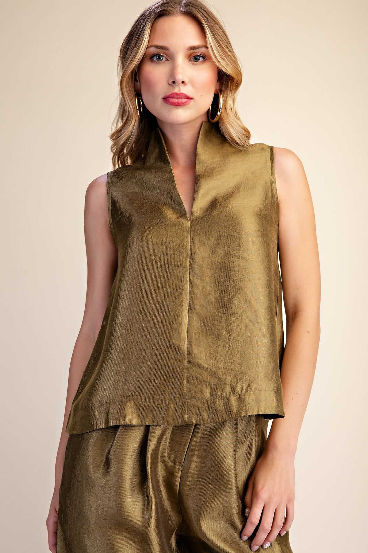 V-NECK SLEEVELESS TOP/HIGH-WAIST PLEATED PANTS SET