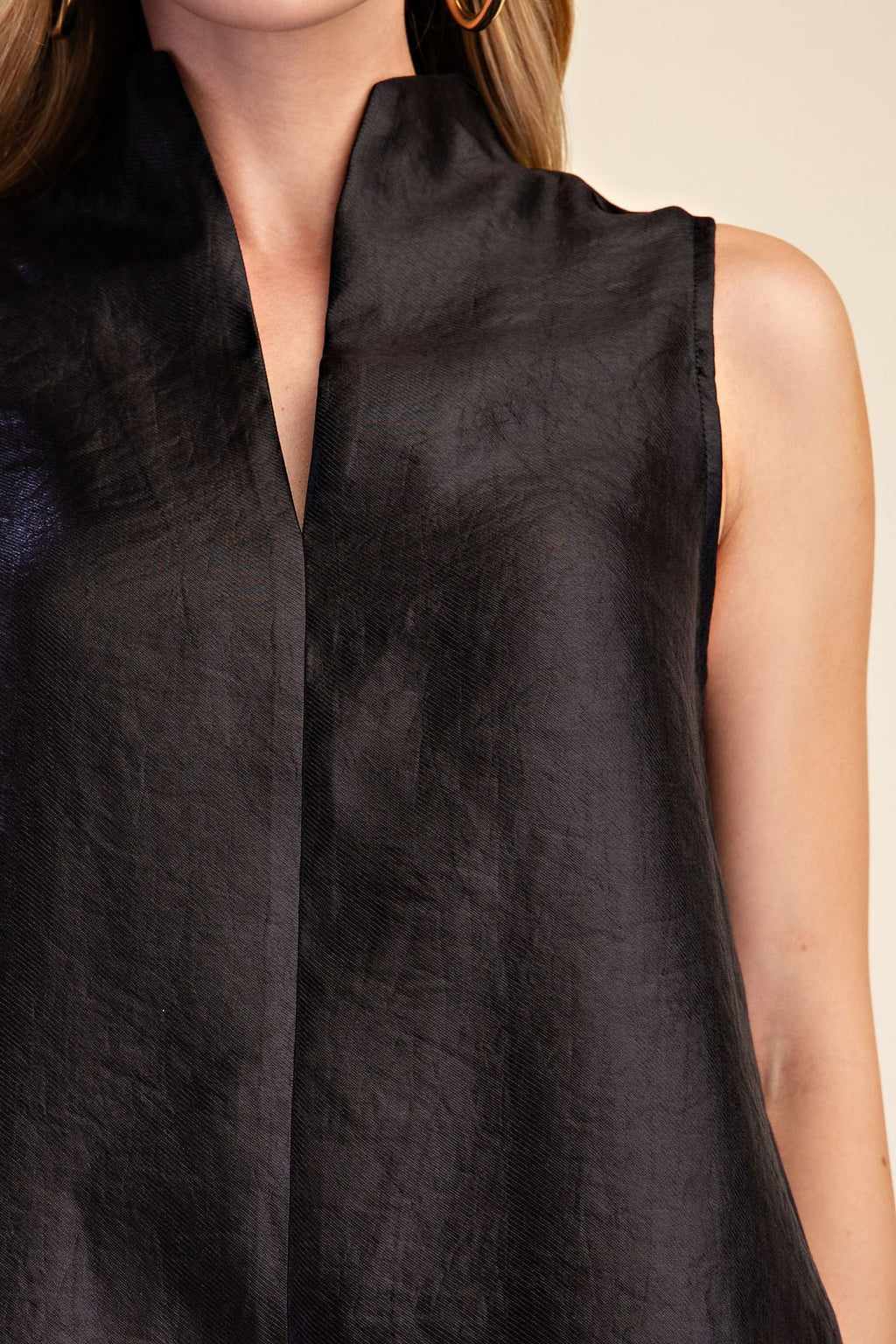 V-NECK SLEEVELESS TOP/HIGH-WAIST PLEATED PANTS SET
