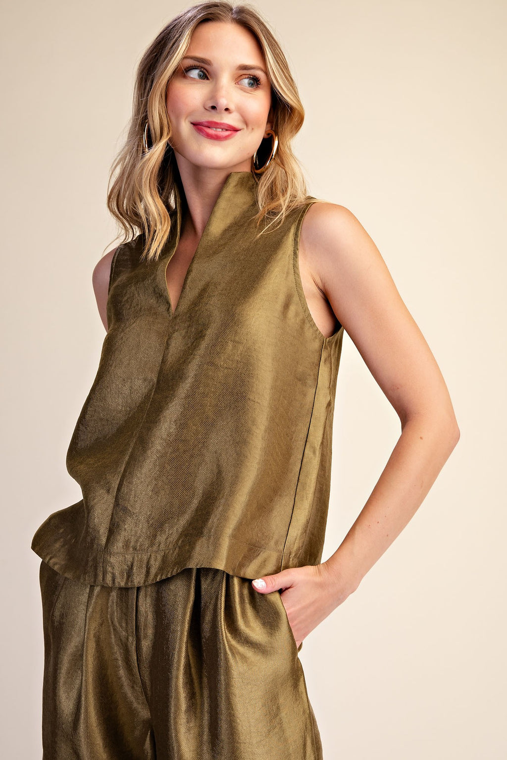 V-NECK SLEEVELESS TOP/HIGH-WAIST PLEATED PANTS SET