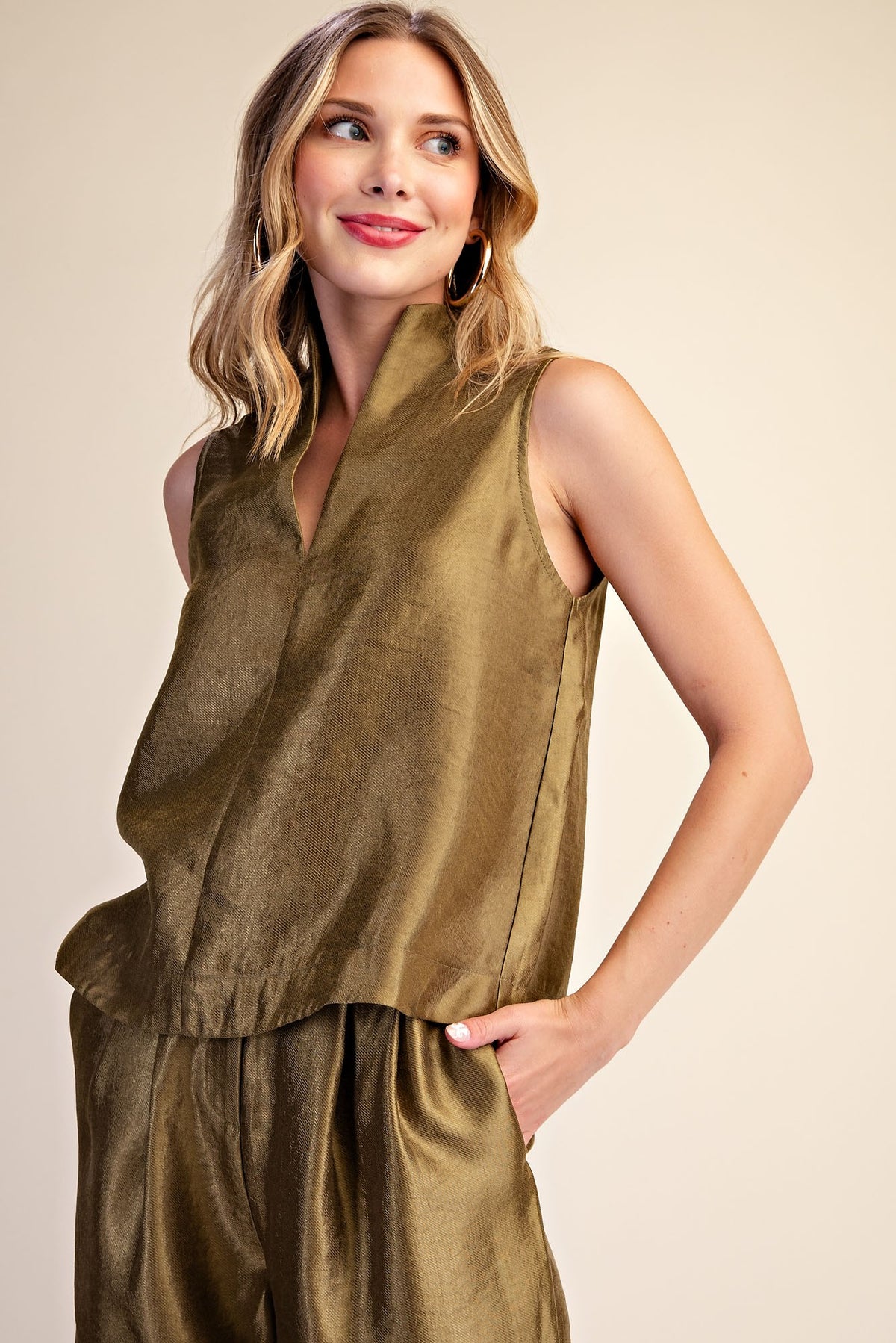 V-NECK SLEEVELESS TOP/HIGH-WAIST PLEATED PANTS SET