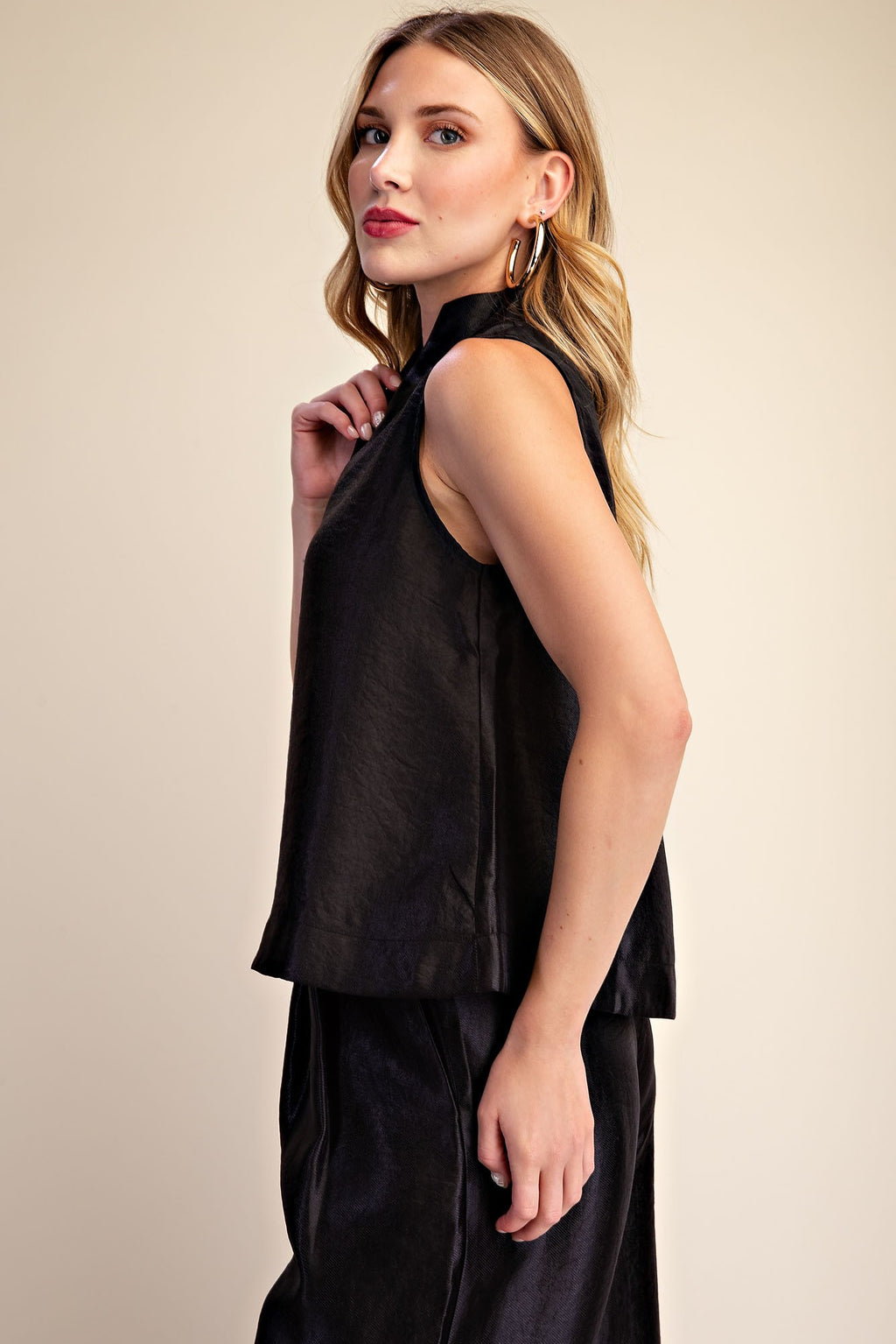 V-NECK SLEEVELESS TOP/HIGH-WAIST PLEATED PANTS SET