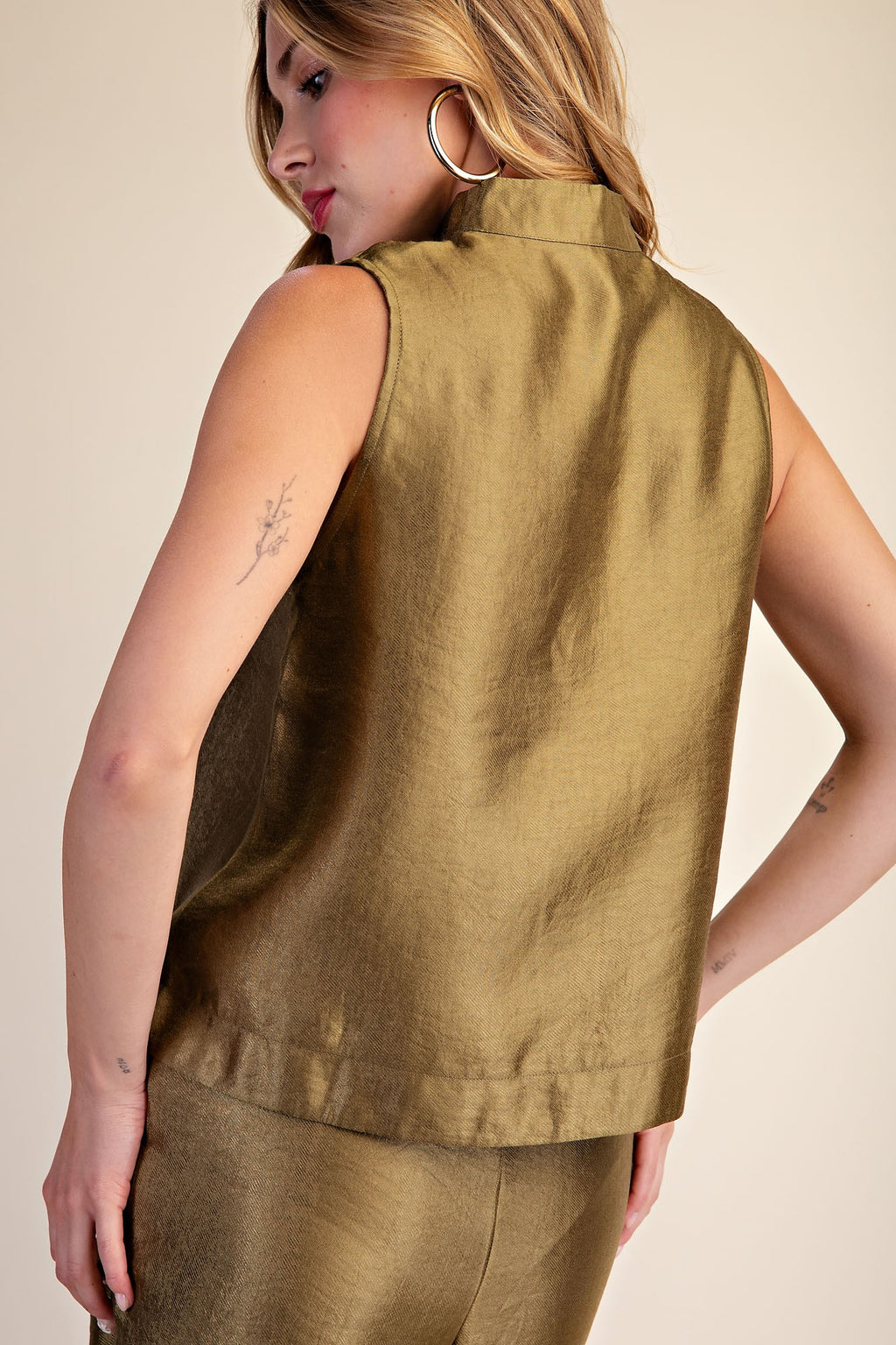 V-NECK SLEEVELESS TOP/HIGH-WAIST PLEATED PANTS SET