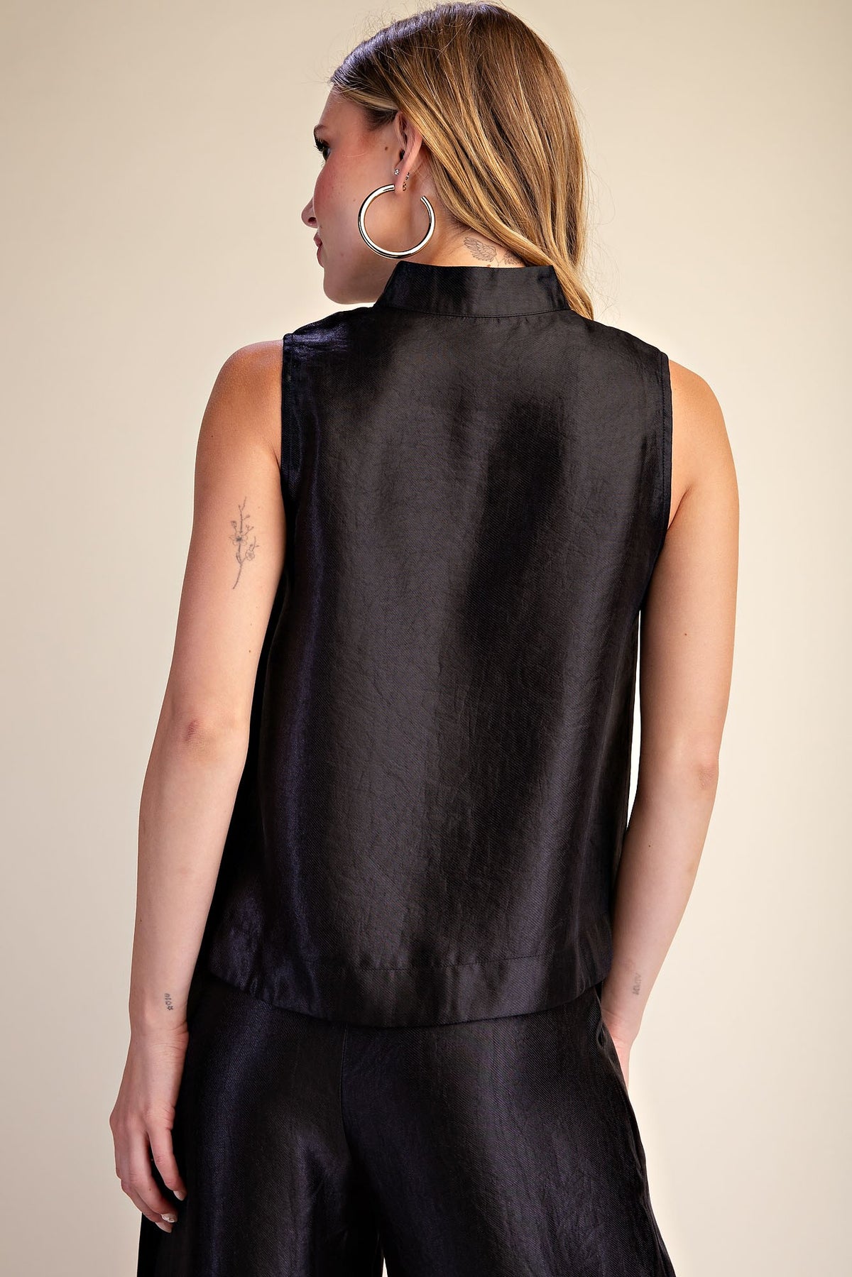 V-NECK SLEEVELESS TOP/HIGH-WAIST PLEATED PANTS SET