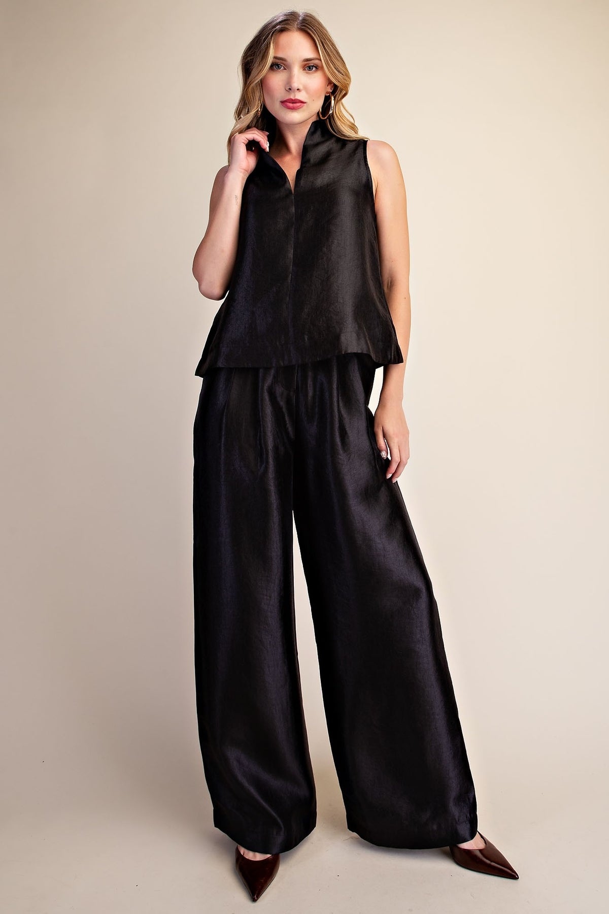 V-NECK SLEEVELESS TOP/HIGH-WAIST PLEATED PANTS SET
