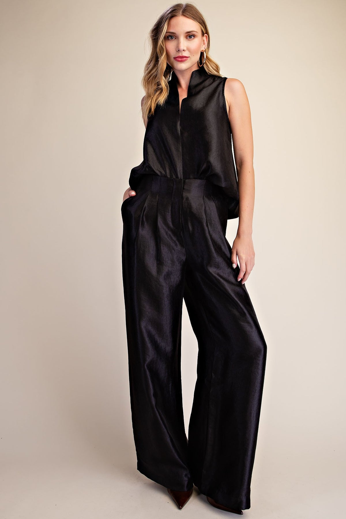 V-NECK SLEEVELESS TOP/HIGH-WAIST PLEATED PANTS SET
