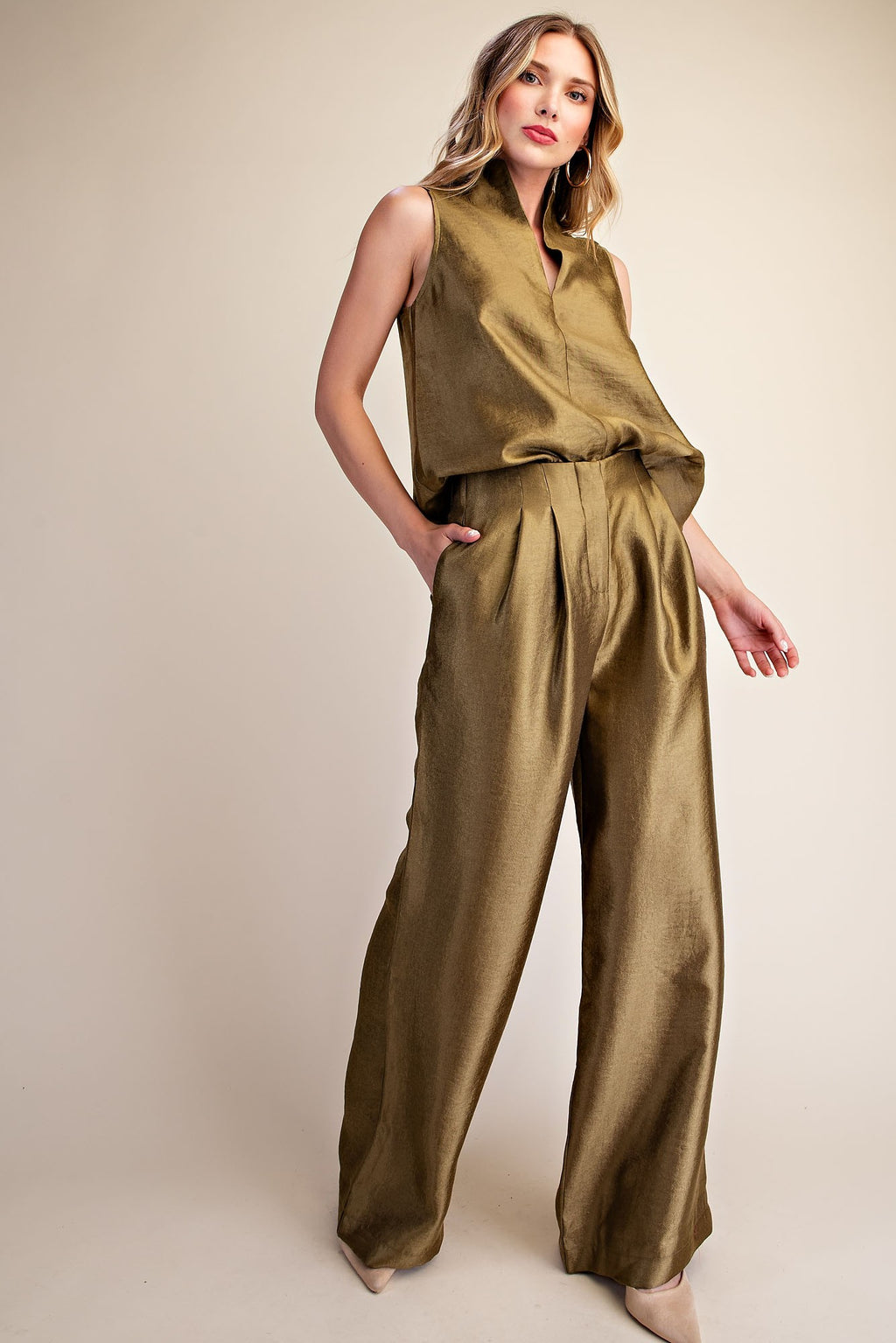 V-NECK SLEEVELESS TOP/HIGH-WAIST PLEATED PANTS SET