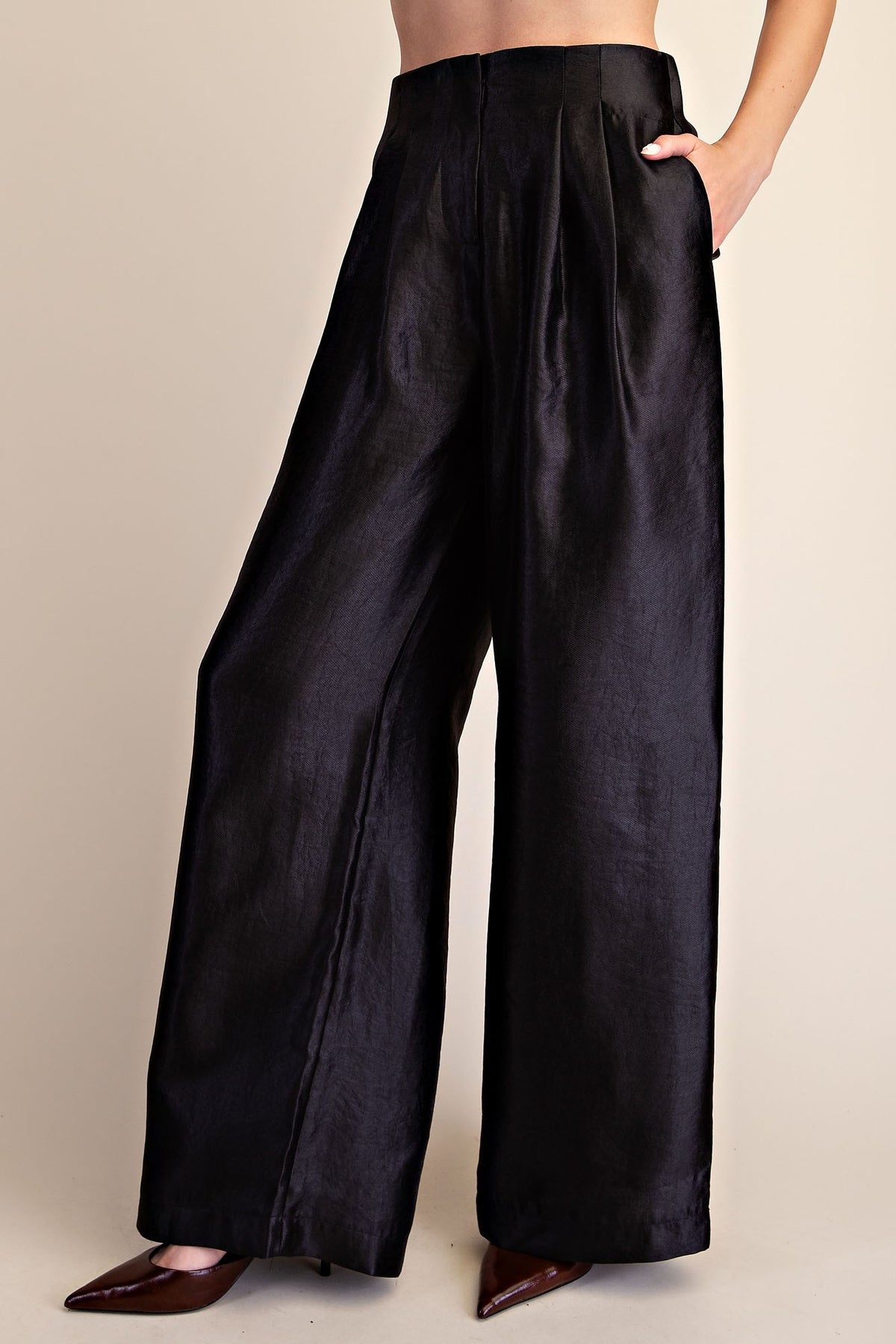 V-NECK SLEEVELESS TOP/HIGH-WAIST PLEATED PANTS SET