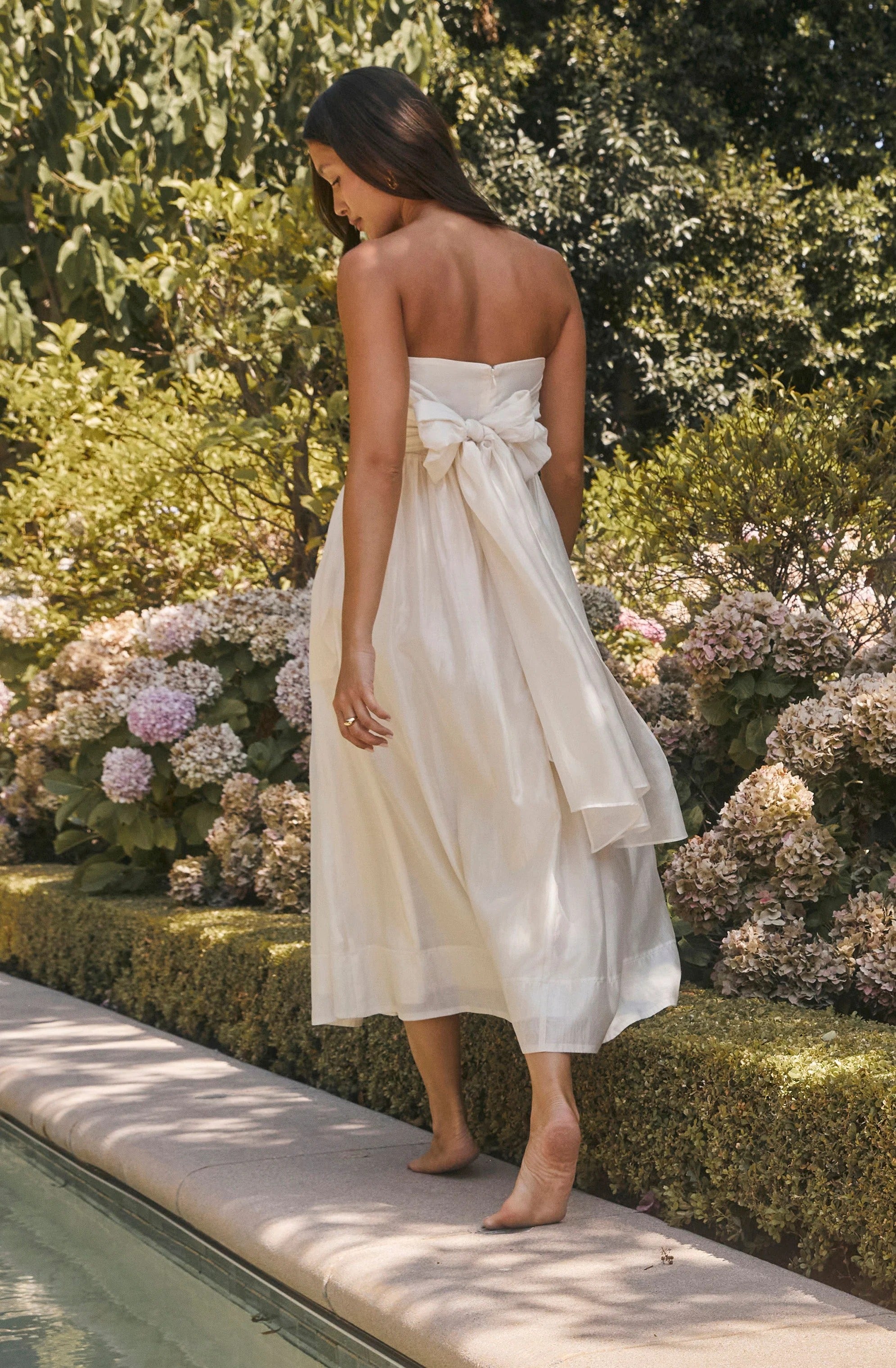 STRAPLESS PLEATED MIDI DRESS
