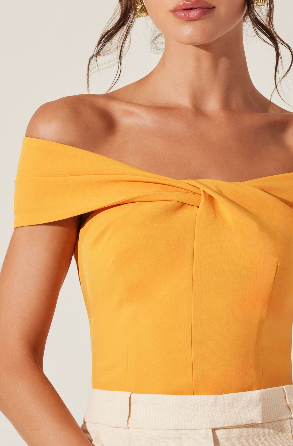 TWIST OFF SHOULDER TOP