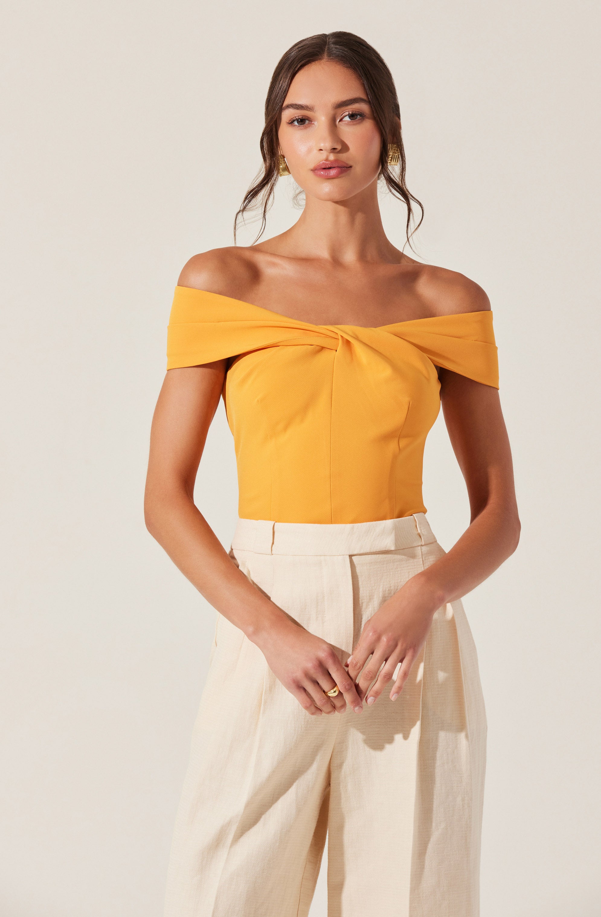 TWIST OFF SHOULDER TOP