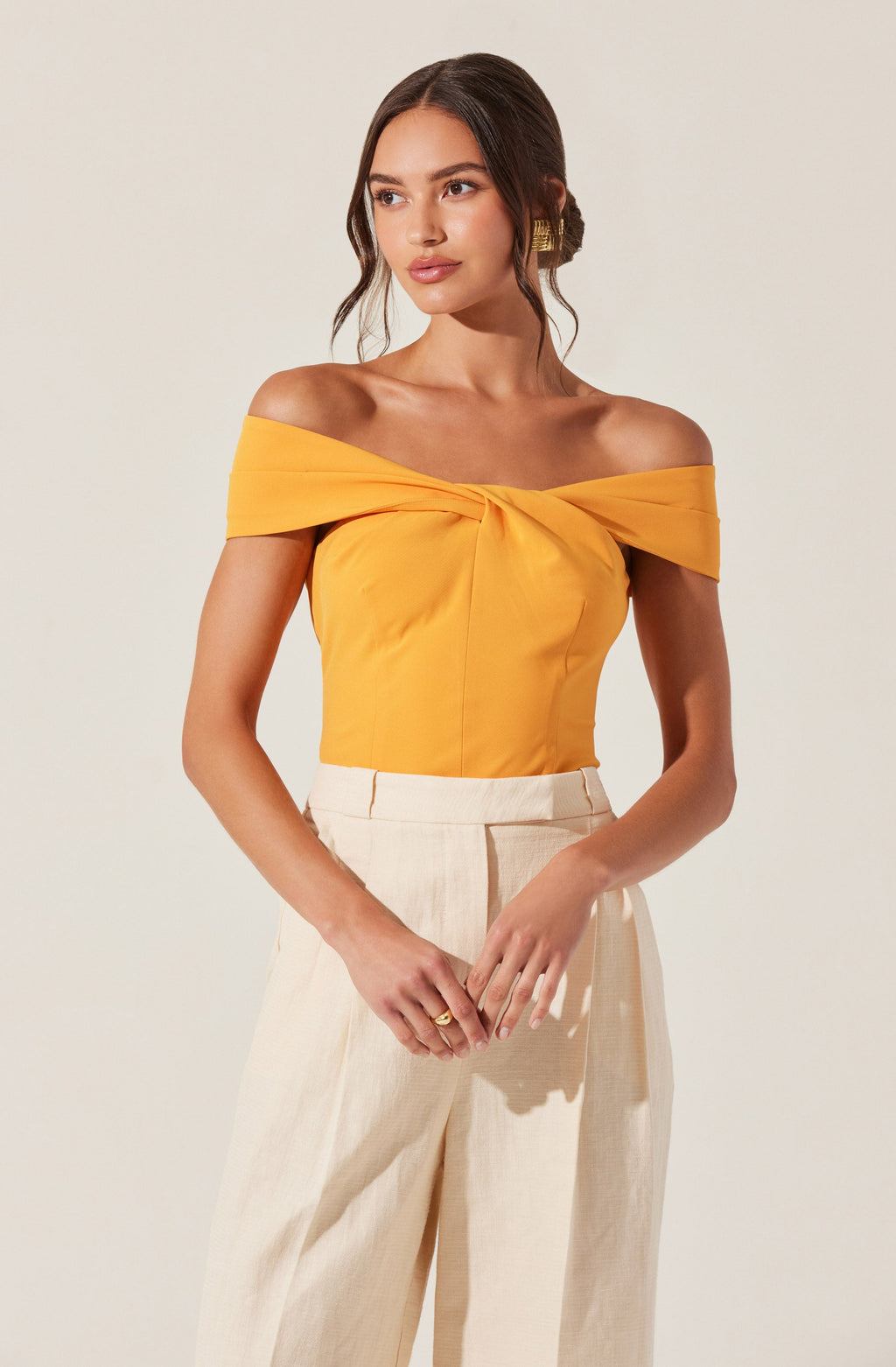 TWIST OFF SHOULDER TOP