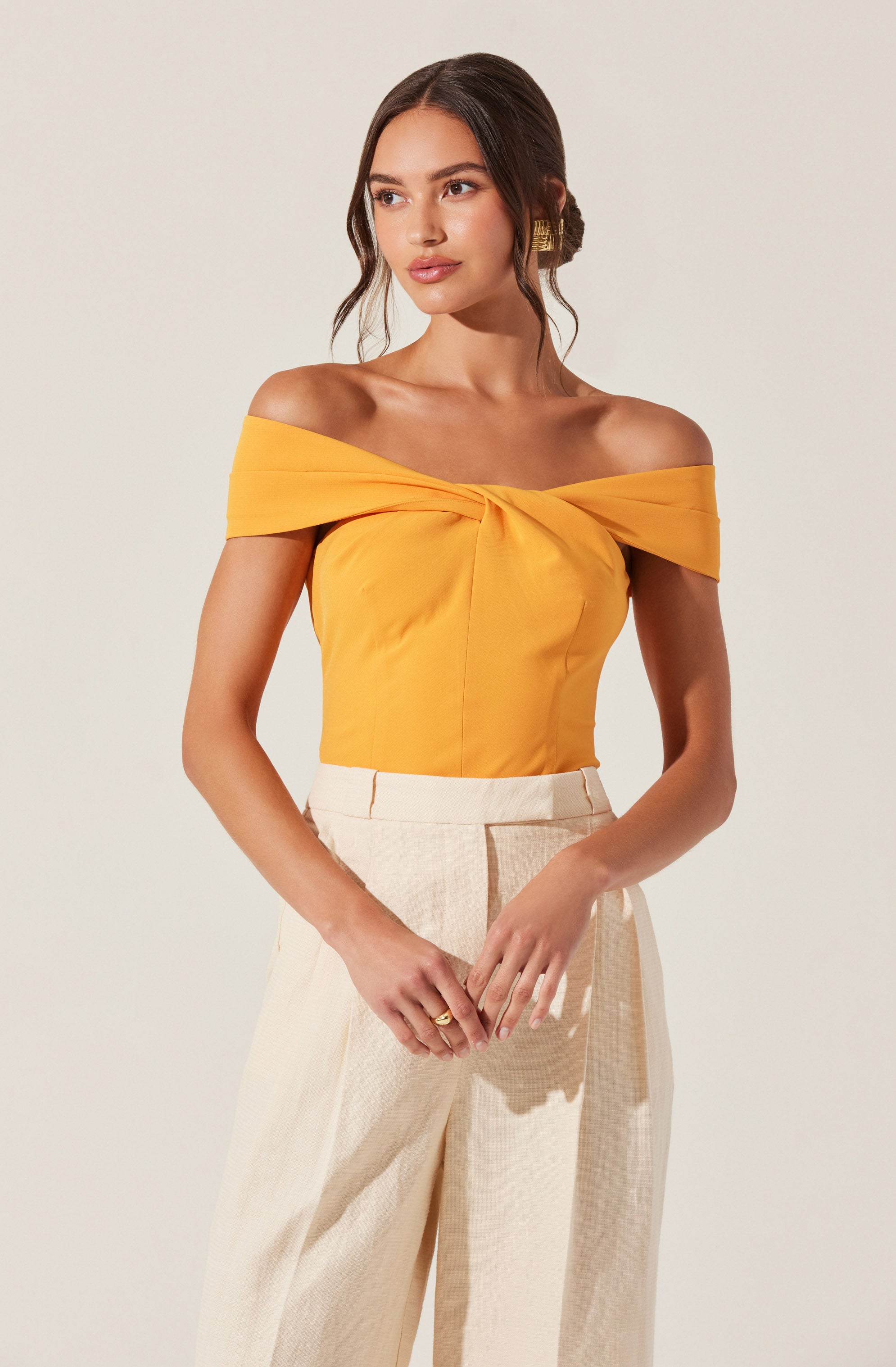 TWIST OFF SHOULDER TOP