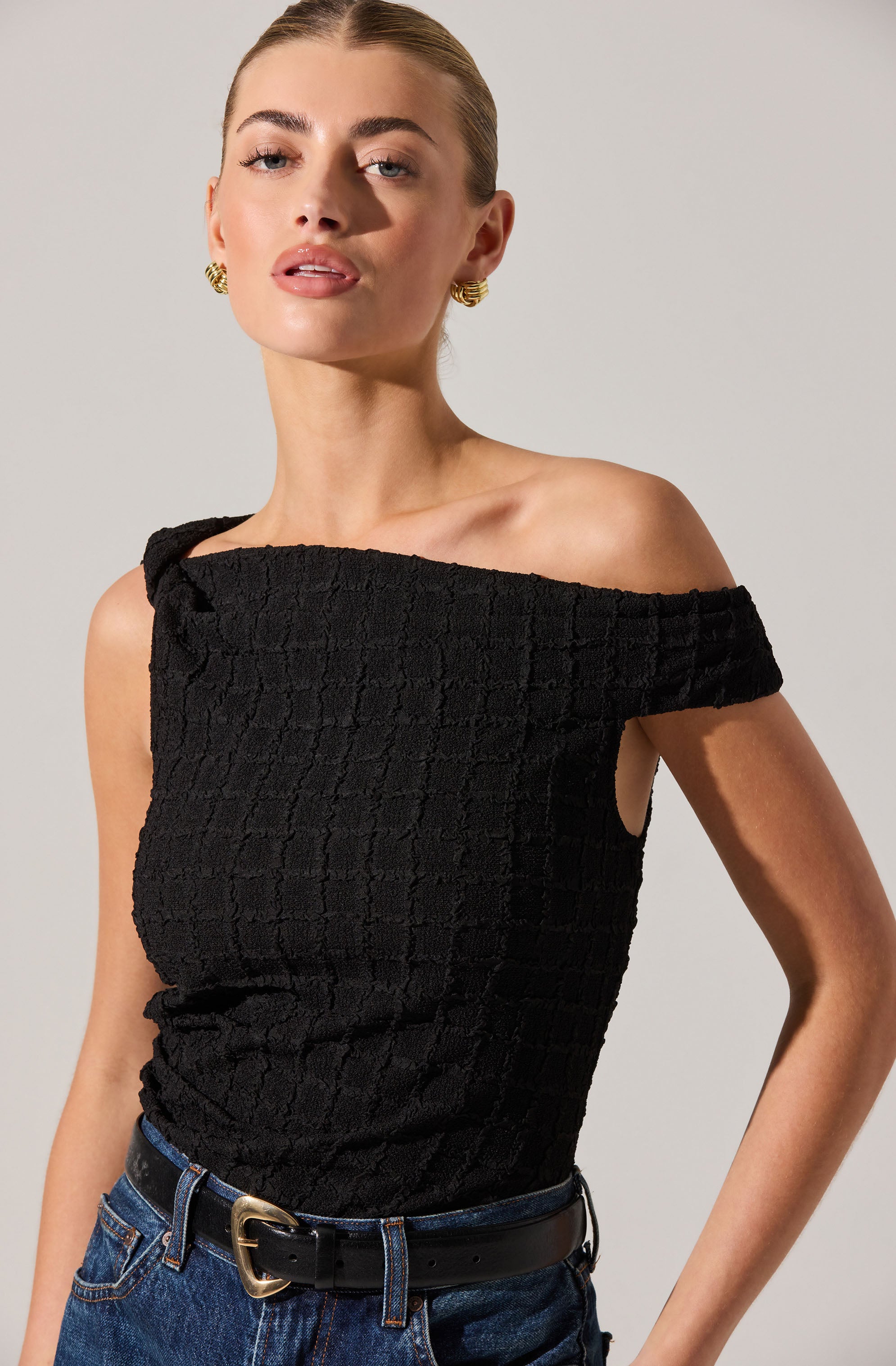 TEXTURED OFF SHOULDER TOP