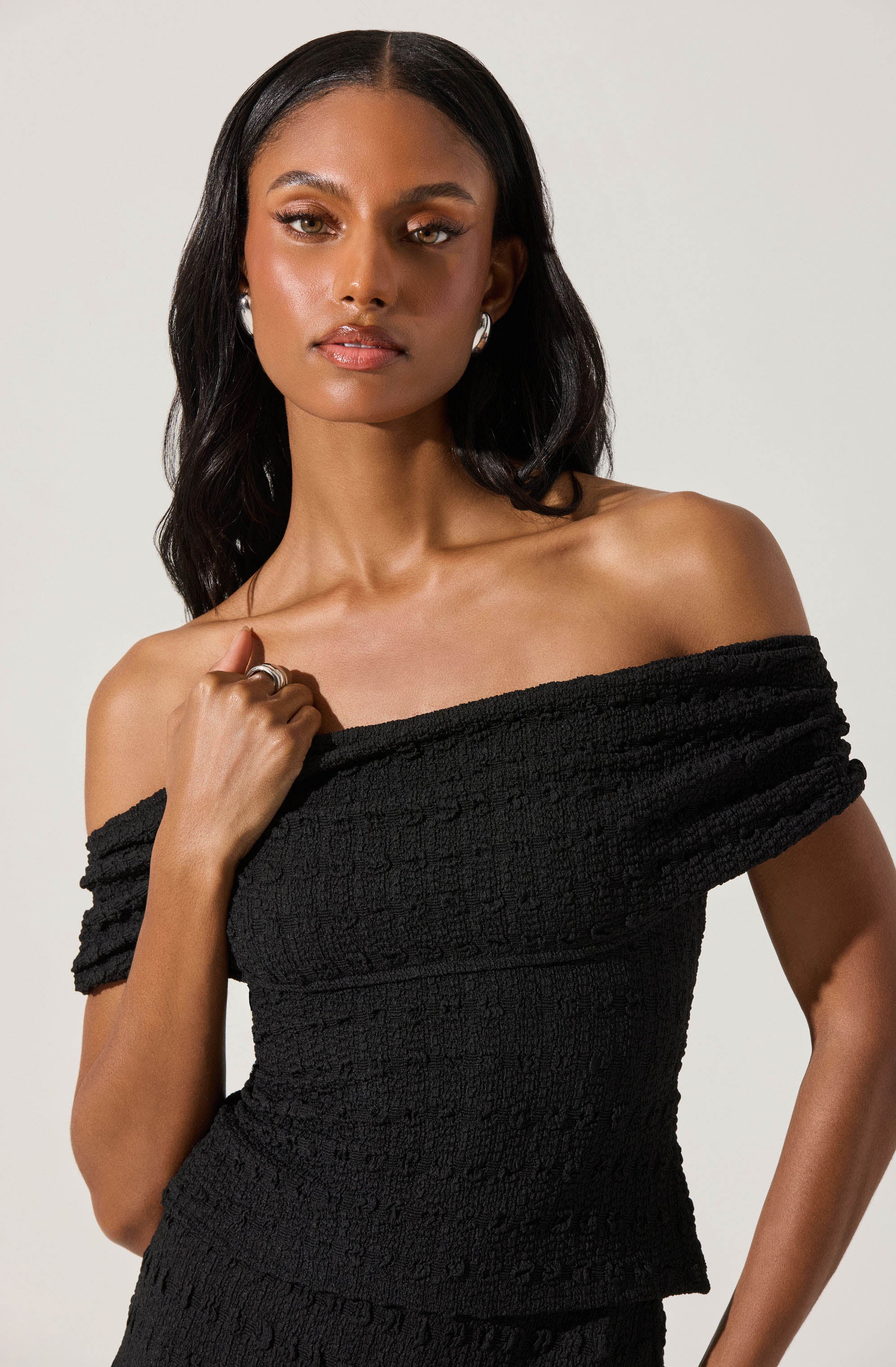 OFF-SHOULDER TEXTURED KNIT TOP/SKIRT SET