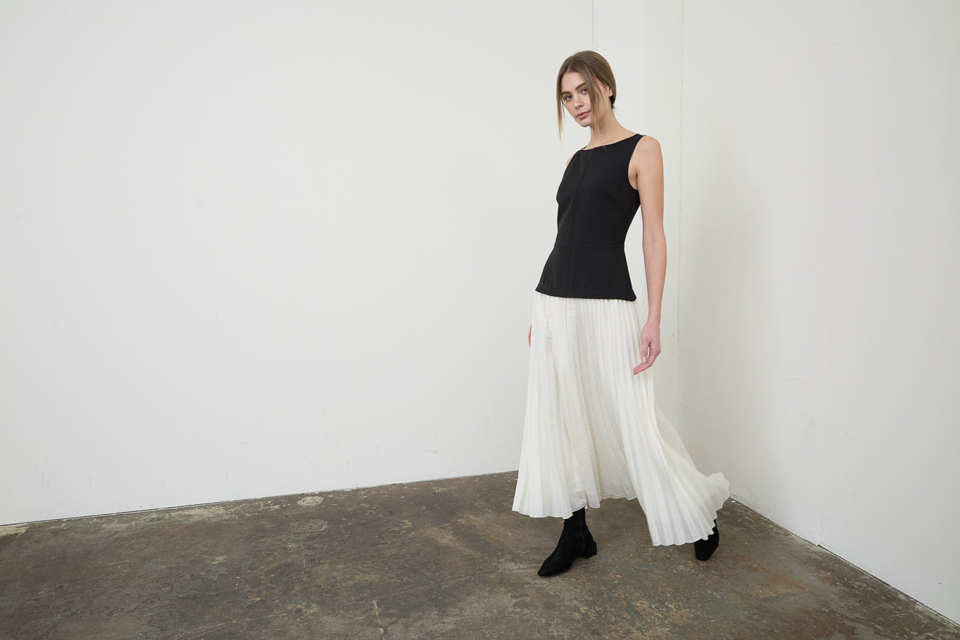 SLEEVELESS PLEATED MIDI DRESS